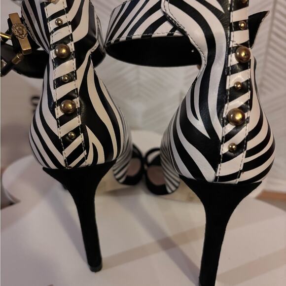 Disney Lion King heels 6.5 - Picture 4 of 10